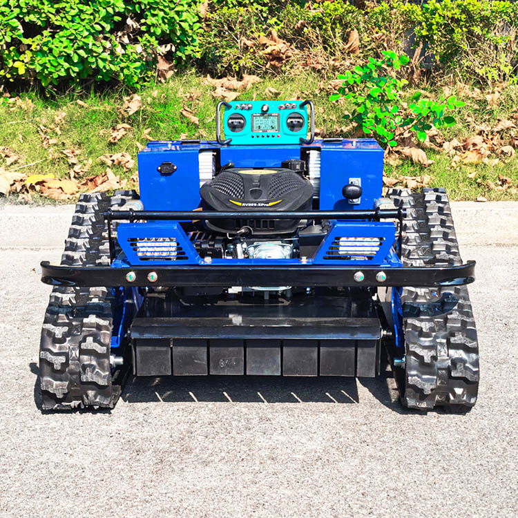 Gazla çalışan çim biçme makinesi