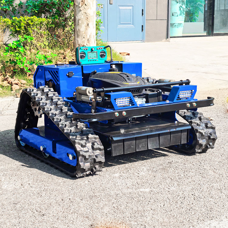 Gazla çalışan çim biçme makinesi