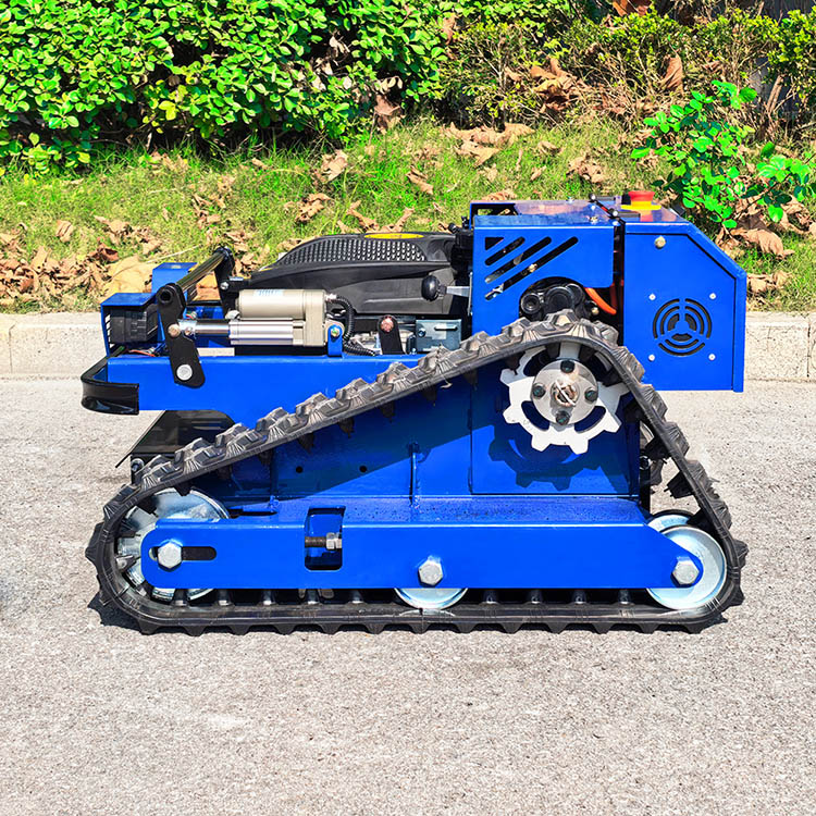 Gazla çalışan çim biçme makinesi