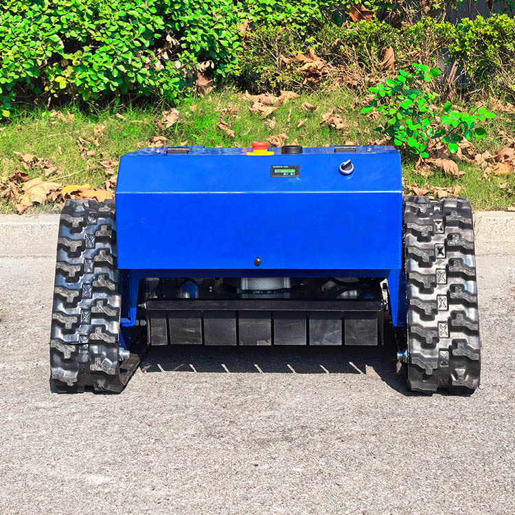 Gazla çalışan çim biçme makinesi