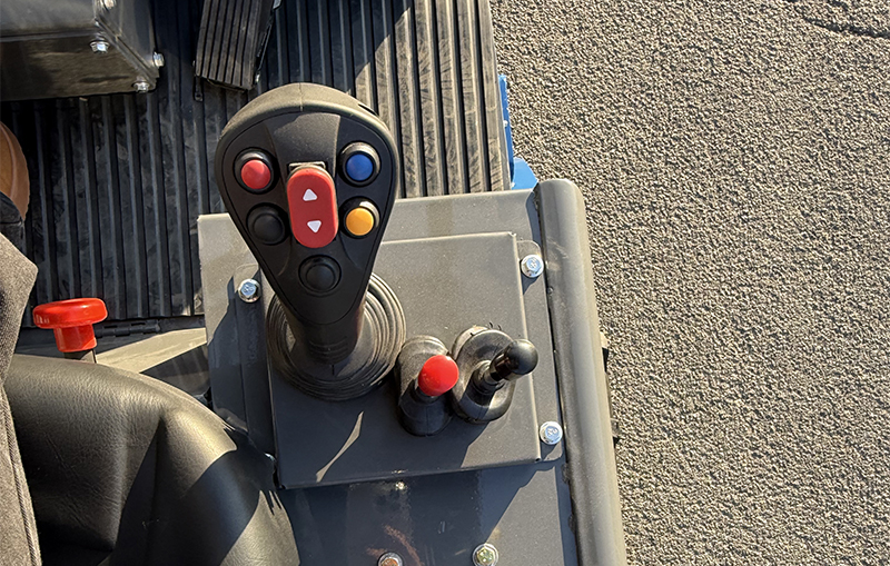 Elektrikli ön uç yükleyici