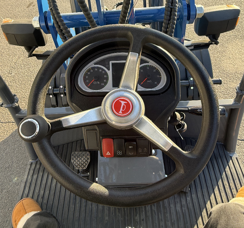 Elektrikli ön uç yükleyici